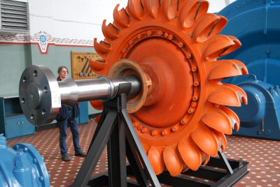 Im Industriemuseum bzw. im alten Wasserkraftwerk steht diese Turbine, die hier im Einsatz war.