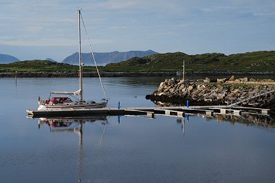 In Måsøy Østervågen sind wir wieder einmal das einzige Boot weit und breit. Im Hintergrund die Insel Mageröy (mit dem Nordkapp, nicht sichtbar von hier).