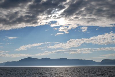 Bei schönstem Wetter (und auch etwas Wind zwischendurch) fahren wir durch die Inselwelt Richtung Hammerfest nach Süden.