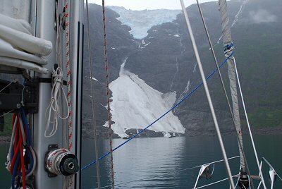 Zuhinterst im Jøkelenfjorden sehen wir den Øksfjordjøkelen, den einzigen Gletscher Norwegens, der direkt ins Meer kalbt.