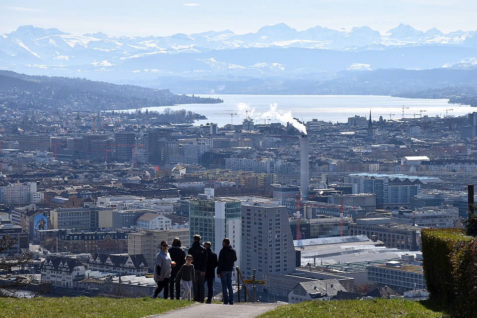Waid, genialer Aussichtspunkt über Zürich West, Innenstadt, See und Berge.