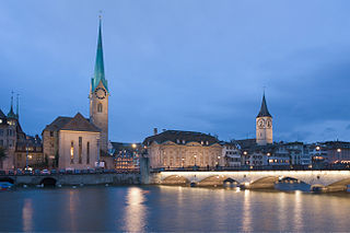 Zürich, vlnr: Fraumünster, Zunfthaus zur Meisen, Münsterbrücke, St. Peter-Kirchturm (Autor: Ikiwaner / CC BY-SA, Wikipedia)