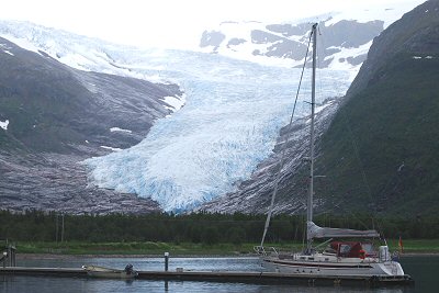 Der zweitgrösste Gletscher Norwegens hat einen Gletscherarm, der bis fast ans Meer reicht (3/4 Std. wandern).