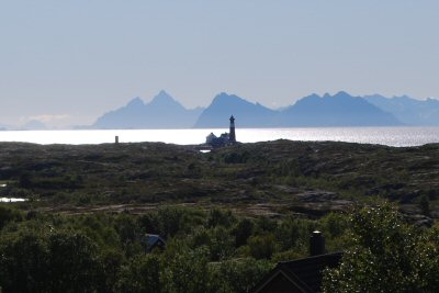 Blick von Tranøy zu den Lofoten. Es wird warm und schön.