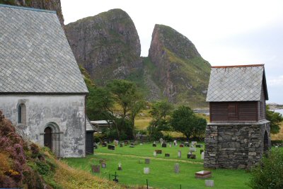 Die sagenumwobene Kirche von Kinn aus dem 12. Jahrhundert, ein Kraftort.