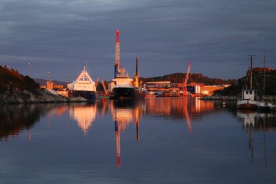Beim Sonnenuntergang Blick aus der Hafenbucht von Tananger zum Industriebecken hinüber