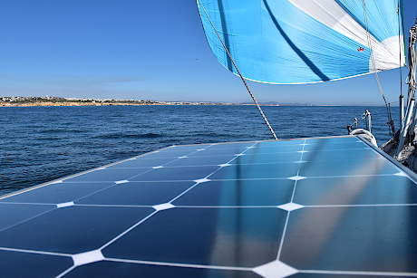 Segeln entlang der sonnigen Algarve, mit Solarpanel und Blister
